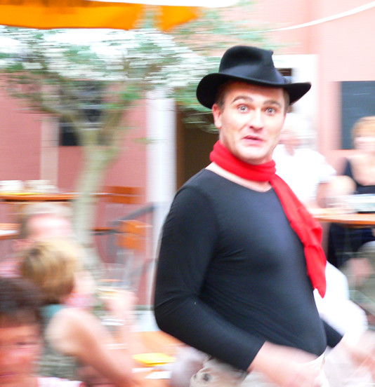 Ariel von Gernegr&uuml;n dichtet f�r seine G&auml;ste (Klicken: Zur&uuml;ck &Uuml;bersicht)